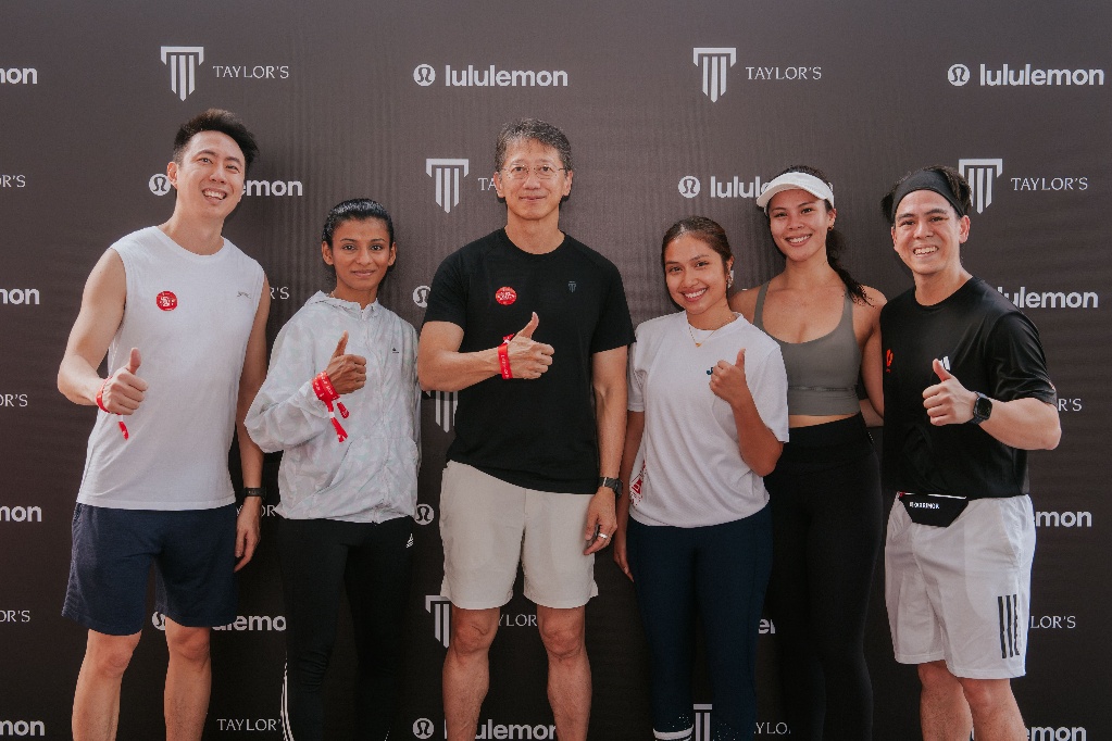 Alumni with Dato’ Loy Teik Ngan at MOVE · STRETCH · RESET